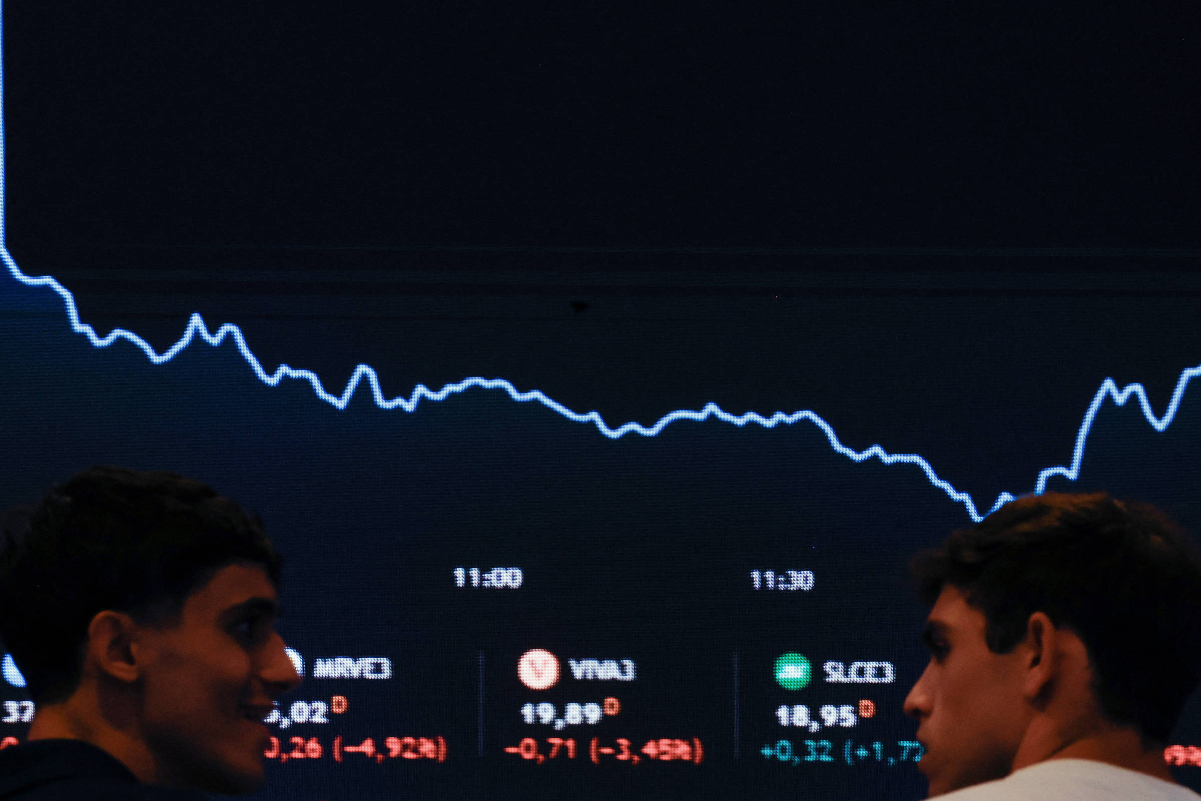 Dólar abre em queda nesta segunda após acordo que pode encerrar paralisação nos EUA