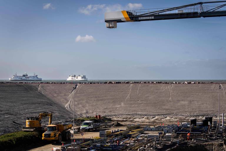 Linha de montagem constrói maior túnel imerso do mundo na Europa; veja infográfico