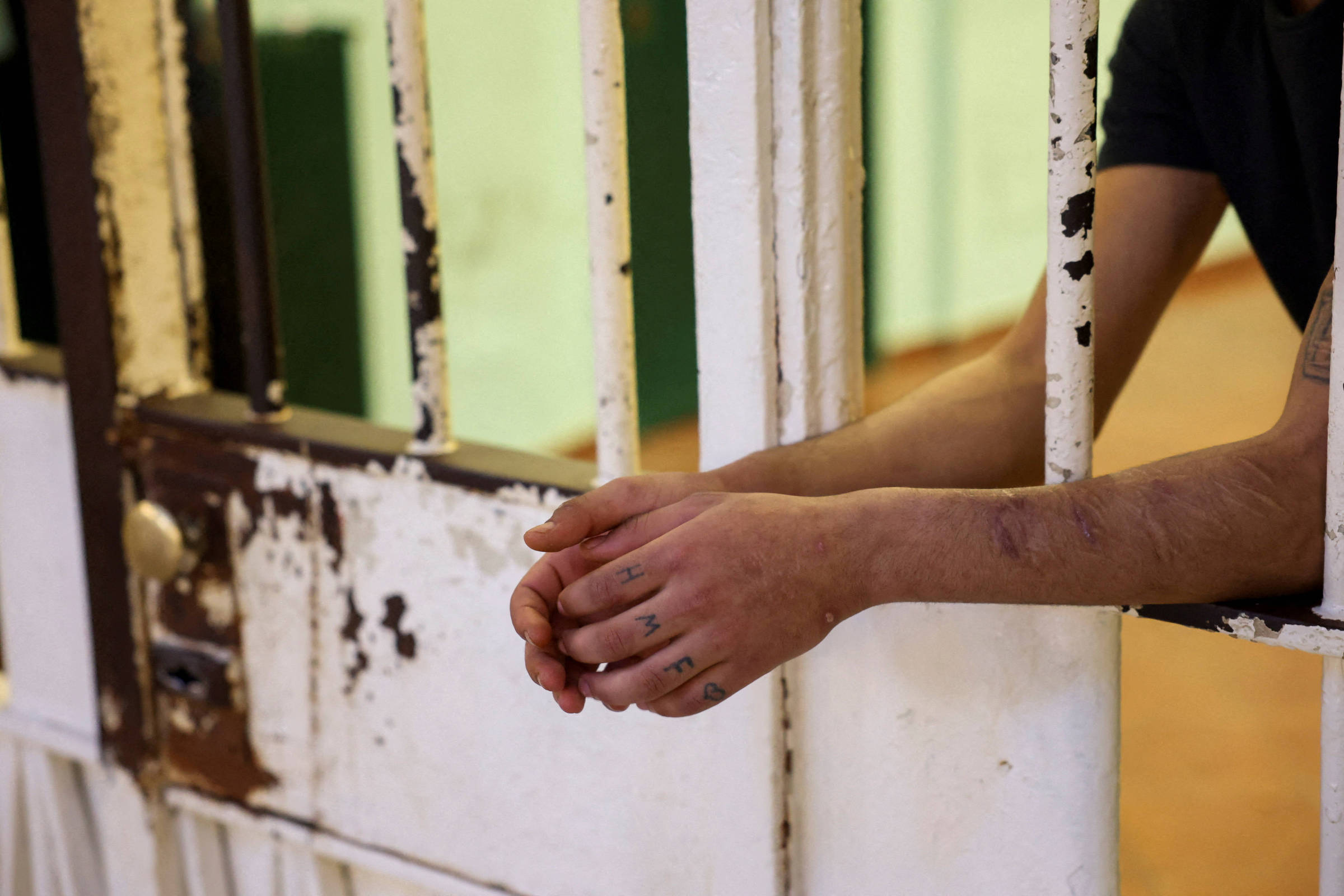 Com recorde de suicídios e superlotação, Itália enfrenta colapso carcerário