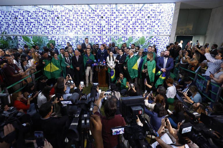 Centrão marca distância em relação a Bolsonaro e vê com cautela recuperação de Lula