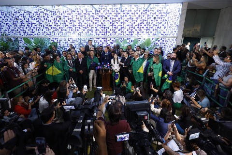 Centrão marca distância em relação a Bolsonaro e vê com cautela recuperação de Lula