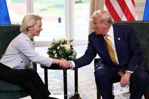 U.S. President Donald Trump shakes hands with European Commission President Ursula von der Leyen, after an announcement of a trade deal between the U.S. and EU, in Turnberry, Scotland, Britain, July 27, 2025. REUTERS/Evelyn Hockstein     TPX IMAGES OF THE DAY ORG XMIT: LIVE