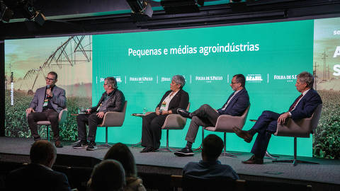SÃO PAULO, SP, BRASIL. 23/07/2025 - Cobertura do seminário ?Agroindústria Sustentável?, com patrocínio do Banco do Nordeste. Na foto, mediando as mesas, Bruno Blecher, jornalista especializado em agronegócio e sustentabilidade. (Foto: Jardiel Carvalho/Folhapress - ESPECIAIS) ***EXCLUSIVO FOLHA***