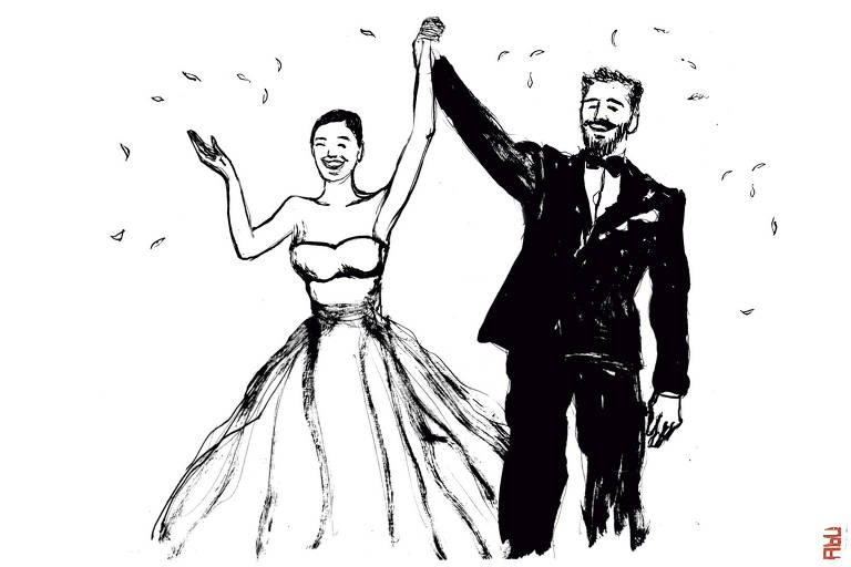 Casal sorridente em trajes de casamento erguem suas mãos dadas em gesto de comemoração