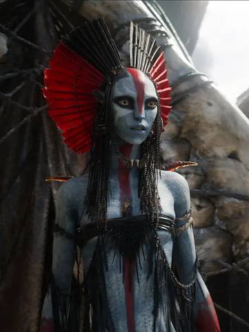 A personagem Varang em cena do trailer de 'Avatar: Fogo e Cinzas', de James Cameron