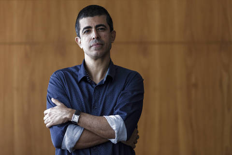 RIO DE JANEIRO, RJ, BRASIL, 28.04.2023: Retrato do humorista Marcius Melhem, ex-diretor do núcleo de humor da Globo, em sua casa, na zona sul do Rio de Janeiro. Melhem fala sobre acusações e a briga judicial com a atriz Dani Calabresa. (Foto: Eduardo Anizelli/Folhapress)