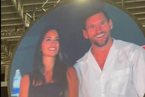 Lionel Messi e Antonela aparecem na câmera do beijo em show do Coldplay