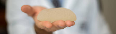 Rio de Janeiro, RJ,BRASIL,  09/10/2015 ;  Detalhie de uma proteses de silicone. Com o fechamento da principal fornecedora de próteses de silicone os consultórios de cirurgia plasticas estão encontrando dificuldades para atender a demanda.  (Foto: RIcardo Borges/Folhapress. ) *** EXCLUSIVO FOLHA***
