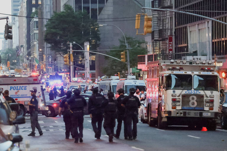 Atirador invade prédio comercial em Nova York, mata policial e deixa feridos