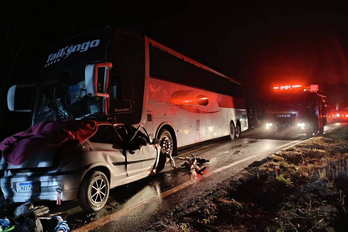 Cinco morrem em acidente entre carro e ônibus de romeiros em Minas Gerais