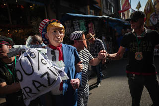 Comerciantes protestam com bonecos de Trump e Bolsonaro no centro de SP