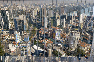 Reflexo de prédios na fachada espelhada do Aria Lima Plaza em São Paulo