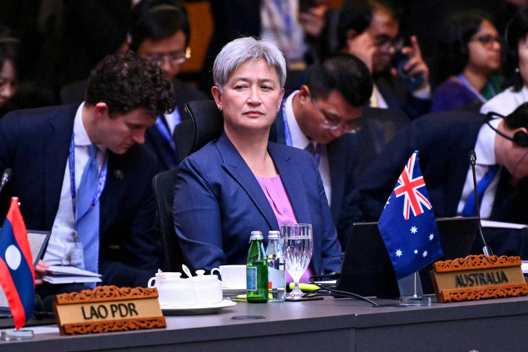 Primeira LGBT e asiática ministra da Austrália transforma política externa e relações com países vizinhos