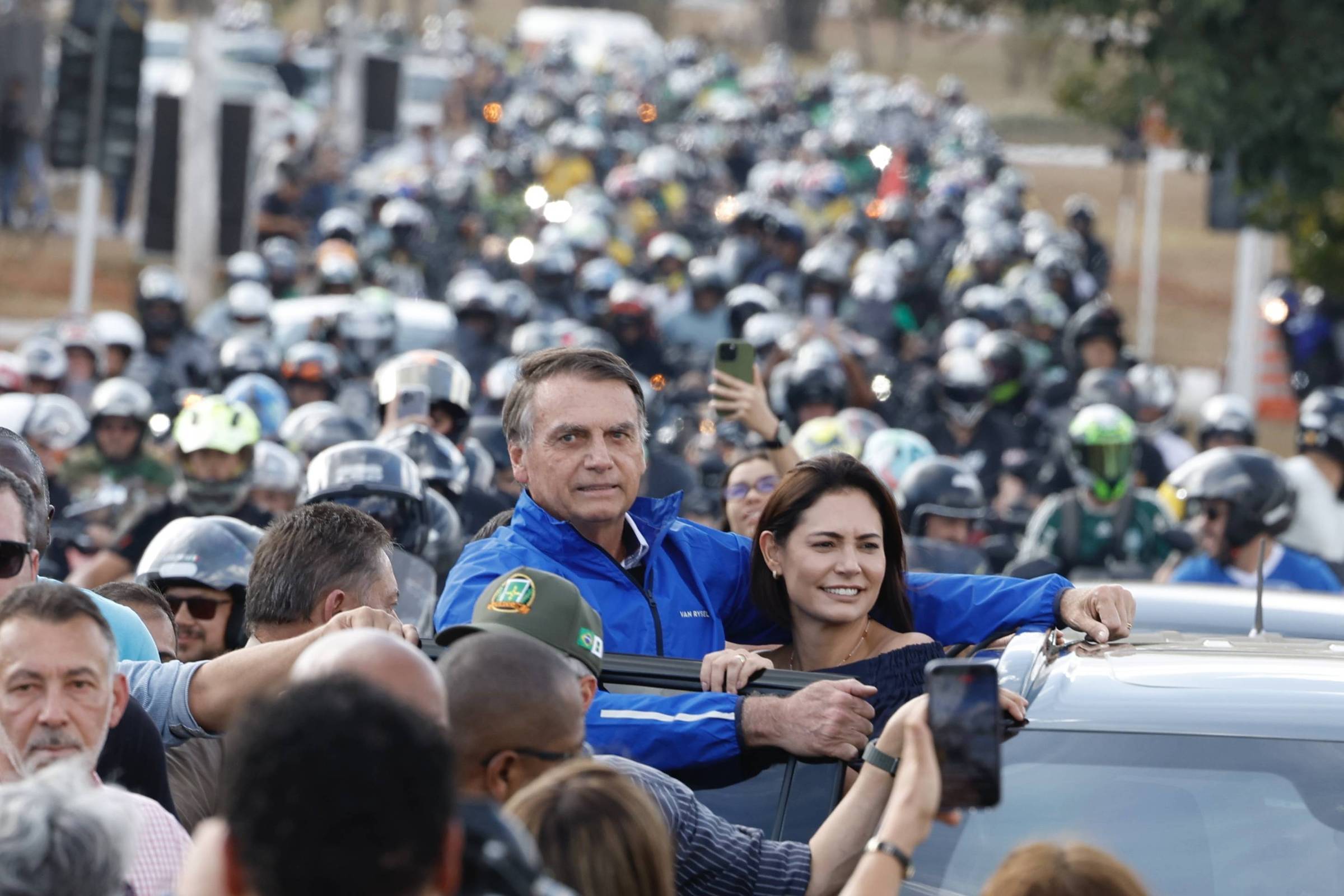 Bolsonaro puxa motociata em carro de som, mas não discursa durante ato de apoio em Brasília