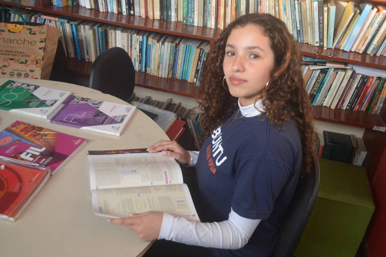 Custo e burocracia dificultam acesso de estudantes da periferia ao vestibular