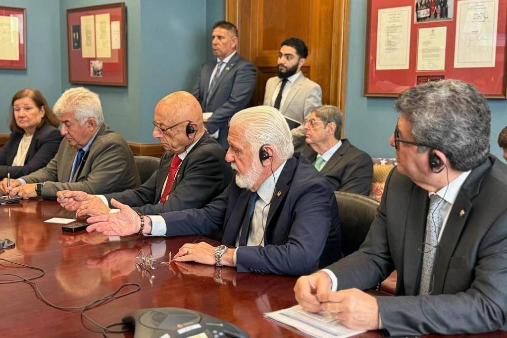 Senador astronauta é alvo de críticas na direita por presença em comitiva que foi aos EUA