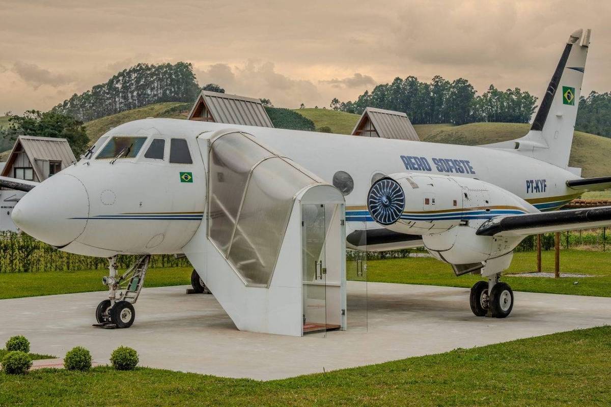 Avião raro vira suíte de luxo em pousada no Espírito Santo; veja fotos