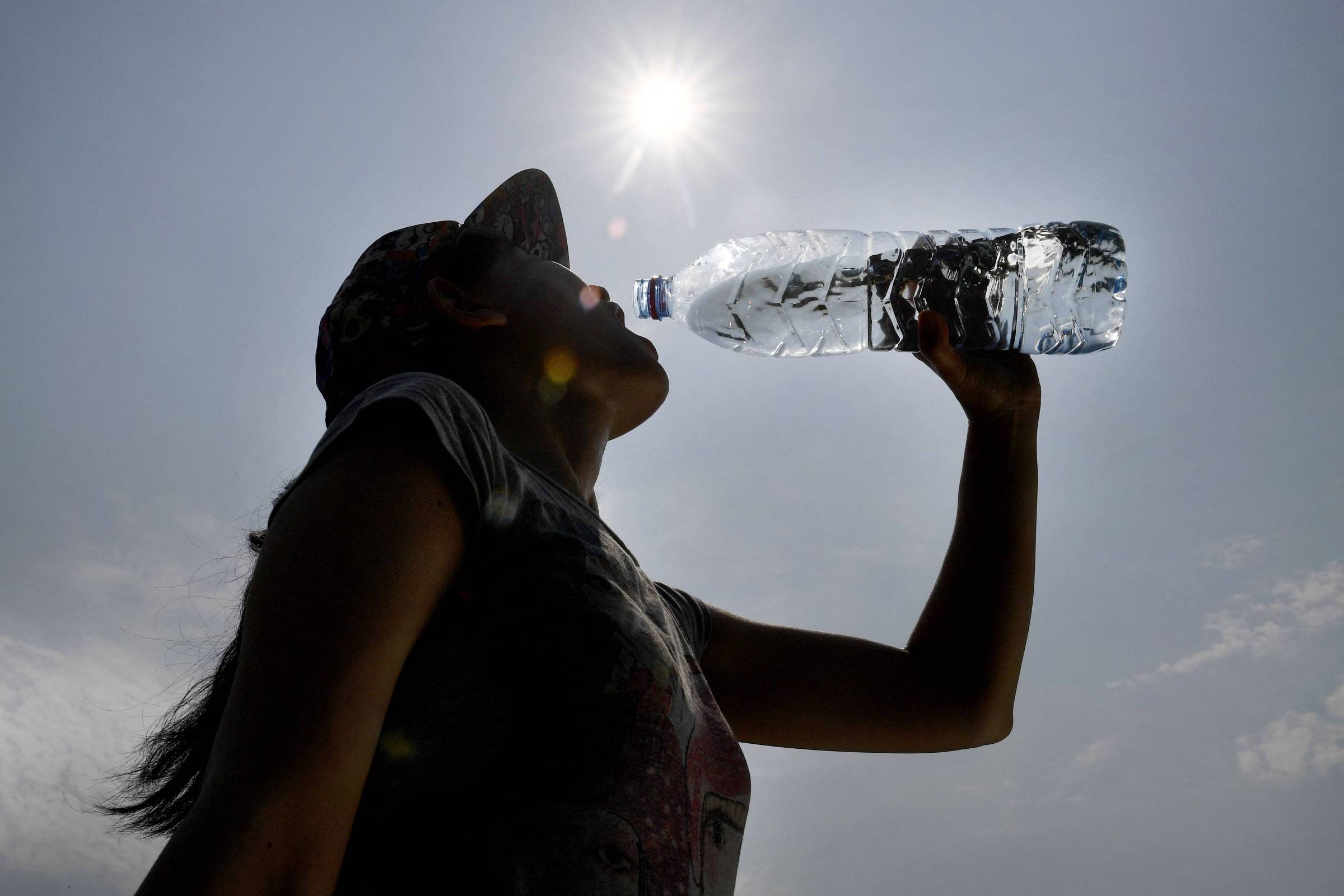 Deixei uma garrafa plástica de água dentro do carro no calor; é seguro beber?
