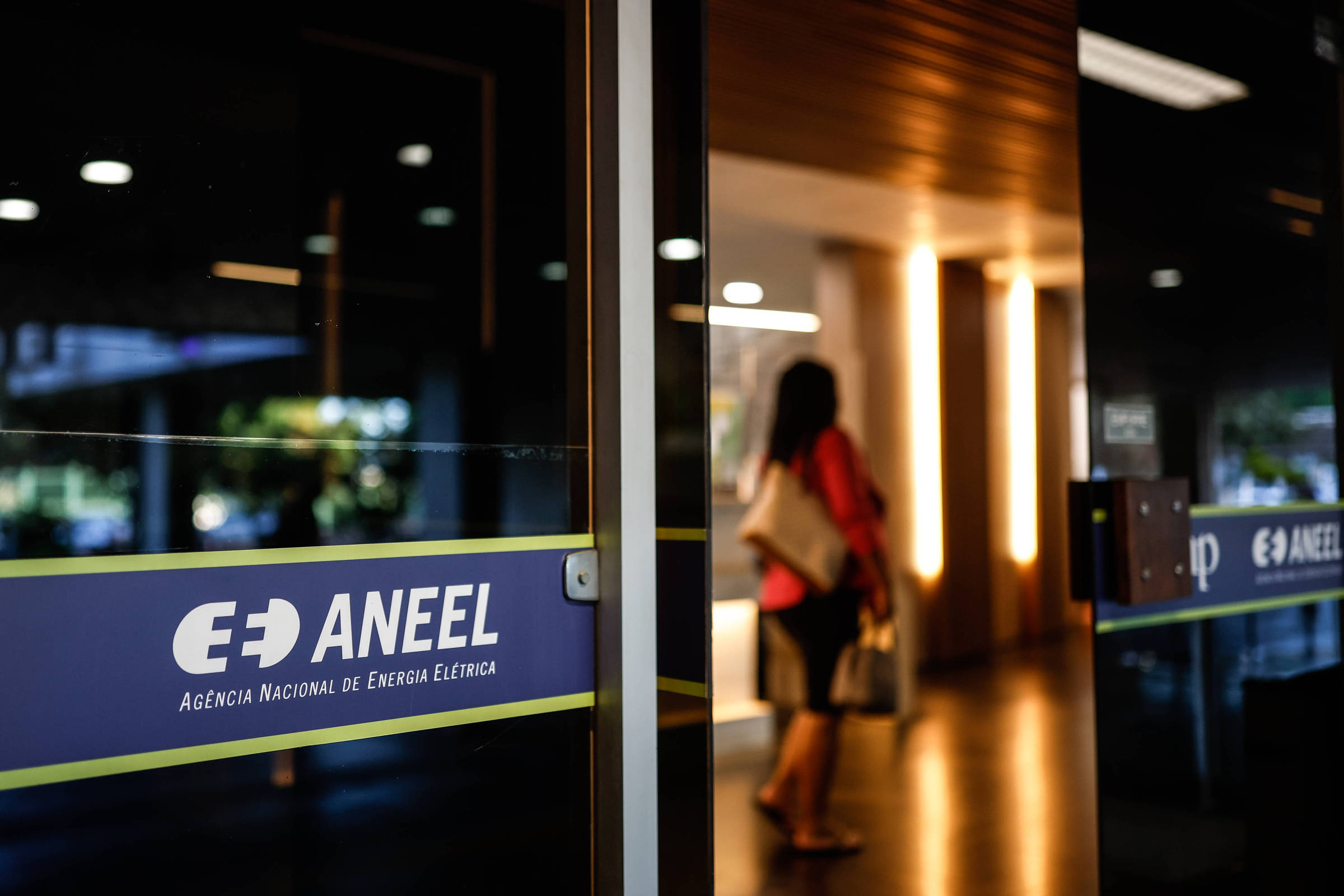 Aneel vai mandar técnicos ao Paraná para investigar causa de apagão que atingiu todos os estados