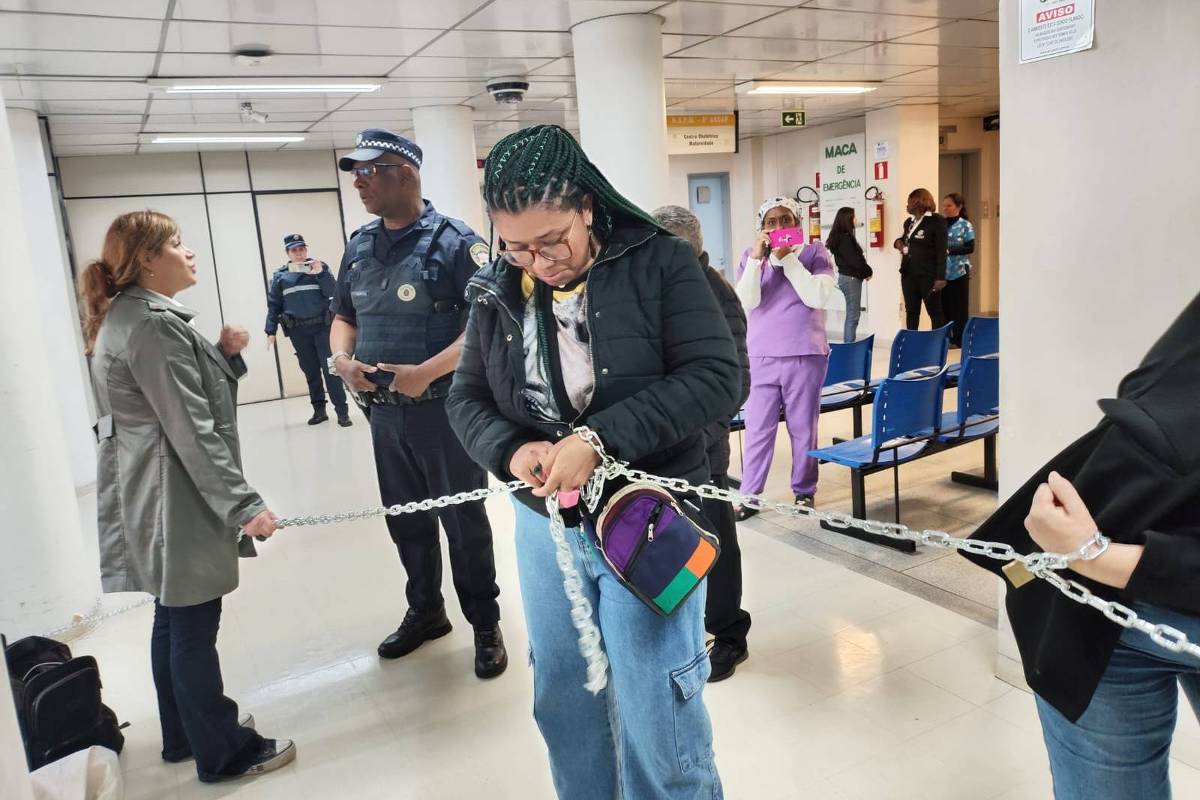 Servidoras protestam contra fechamento de maternidade do hospital do servidor em SP