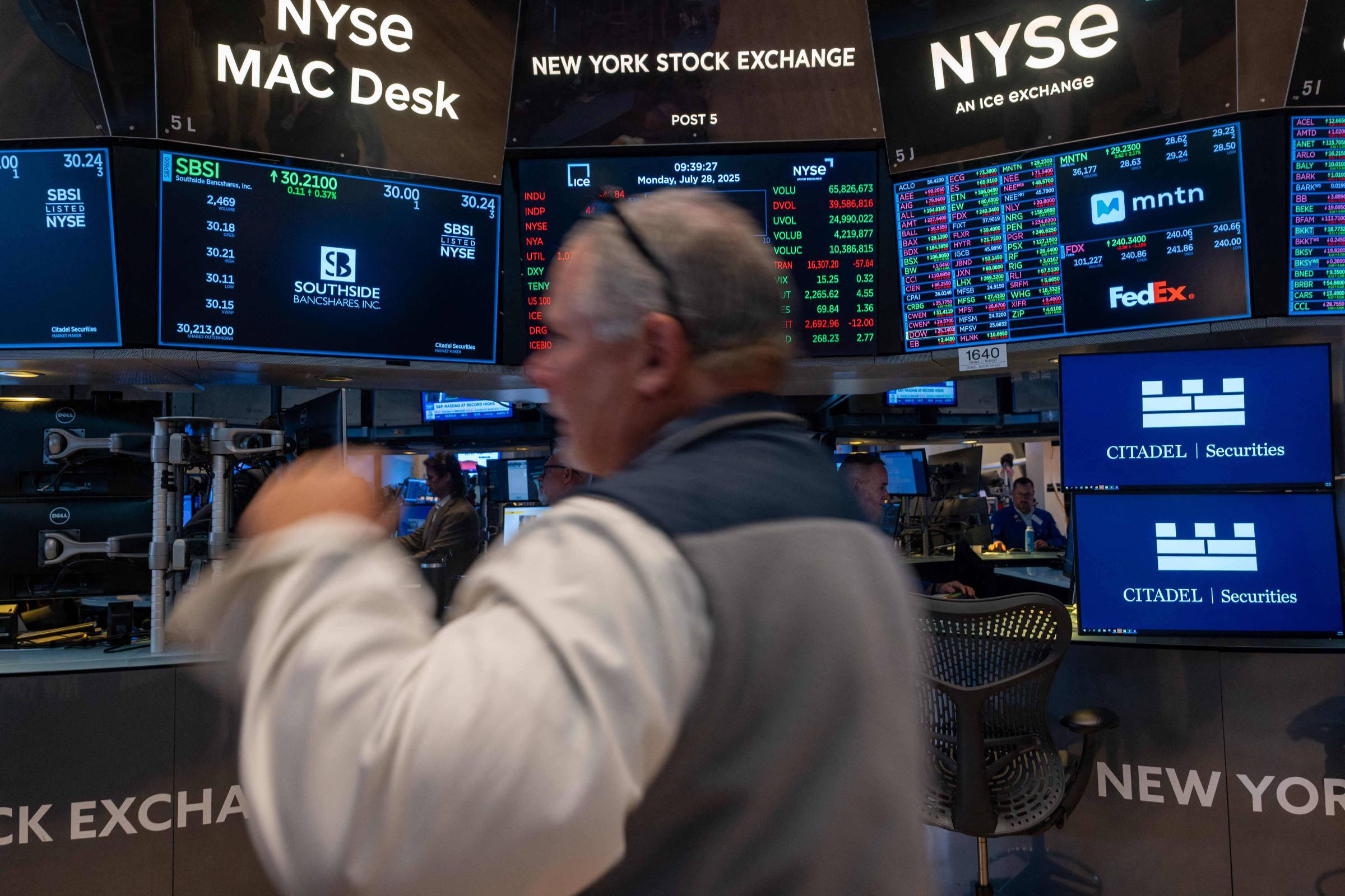 Bolsas desabam mais de 2% nos EUA e na Europa após tarifas de Trump