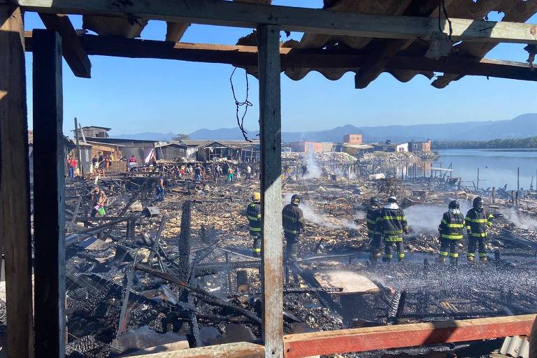 Incêndio atinge comunidade de palafitas, em Santos (SP); mulher morreu