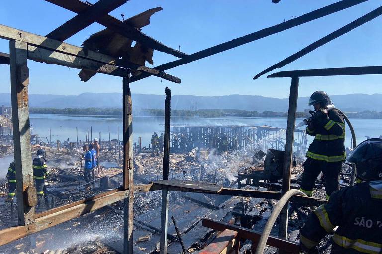 Tarcísio anuncia auxílio aluguel e moradia para atingidos por incêndio em Santos