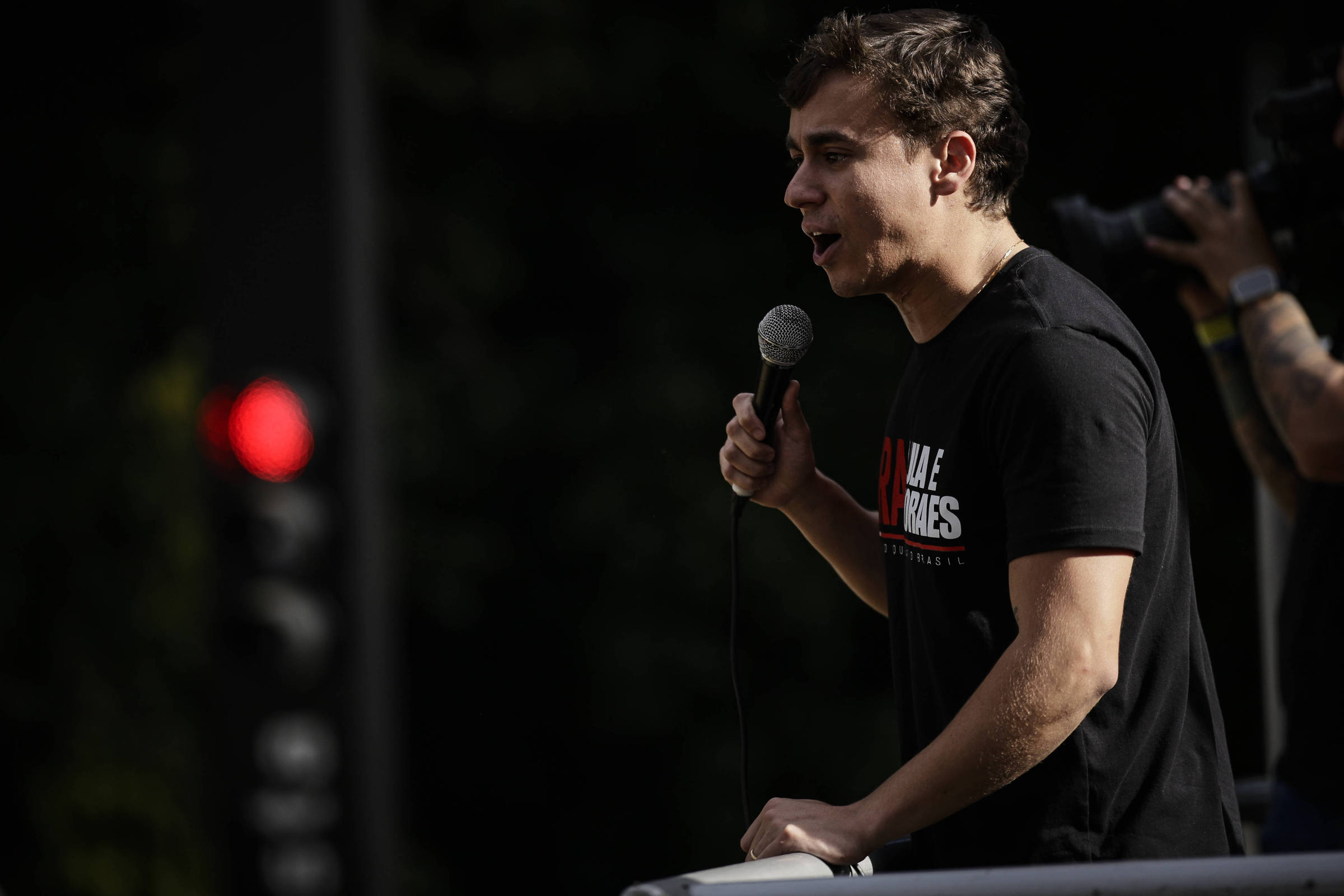 Moraes intima defesa de Bolsonaro a explicar uso de celular de Nikolas durante visita