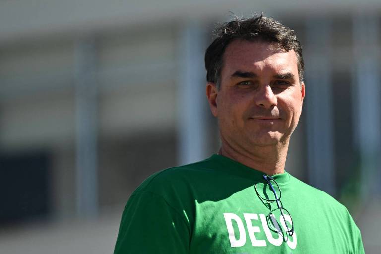Flávio vai pedir a Moraes para visitar Bolsonaro em prisão domiciliar
