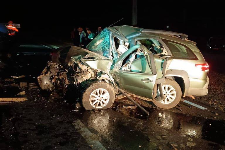 Acidente entre carros e moto deixa oito mortos em rodovia em Minas Gerais