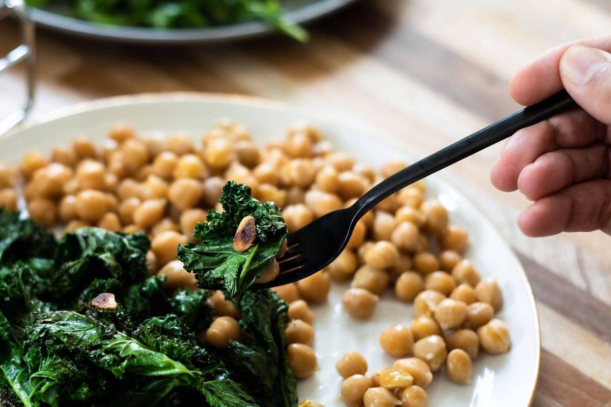 Quais vitaminas são essenciais para a saúde e quais alimentos oferecem a maior variedade?