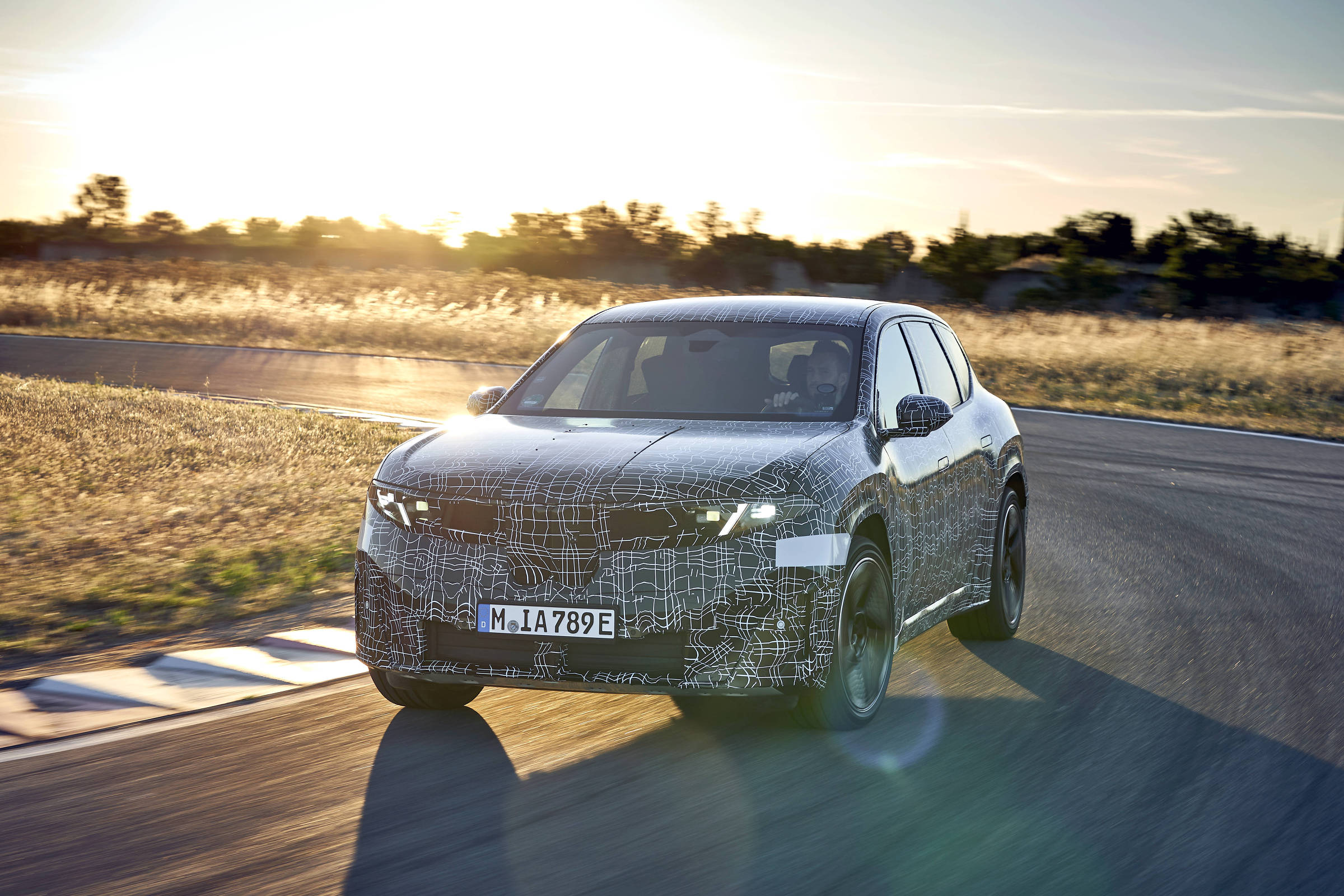 BMW contra-ataca a Tesla com maior autonomia em carros elétricos