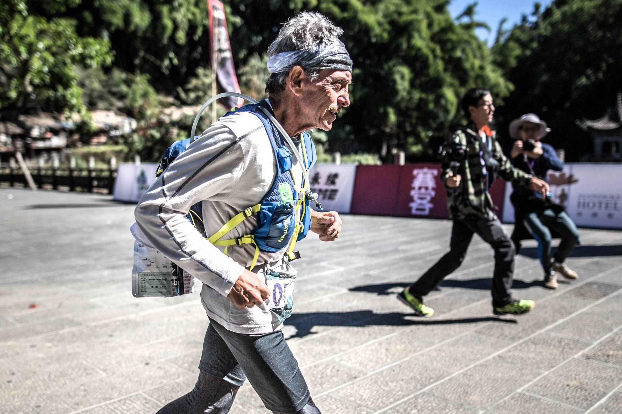 Ultramaratonista de 80 anos quebra recordes e inspira corredores