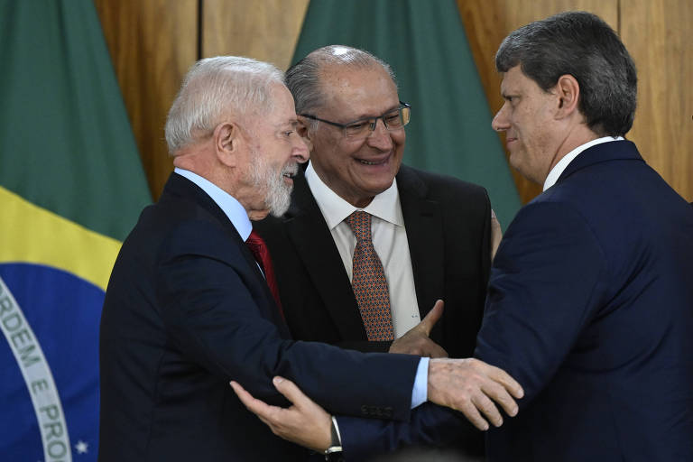Datafolha: Tarcísio lidera ranking de confiança seguido por Alckmin e Lula; filhos de Bolsonaro são últimos