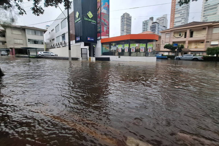 Santos (SP) tem triplo da chuva esperada para o mês em apenas 12 horas