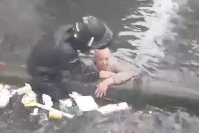 Idoso cai em canal durante temporal em Santos e é resgatado por moradores