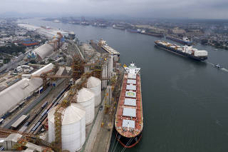 Problemas de infraestrutura em portos brasileiros onde a pouca profundidade impede acesso de navios maiores: Navio carregado de containers  navega no canal Estuario de Santos na entrada para o Porto (de Santos). Foto de Drone