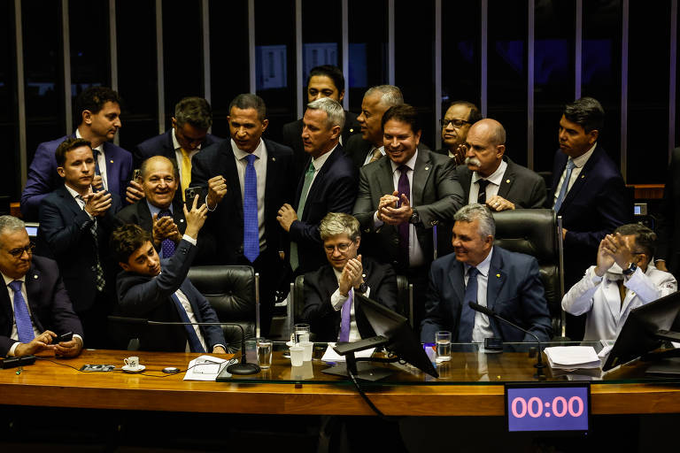 Deputados em debate na Câmara dos Deputados.