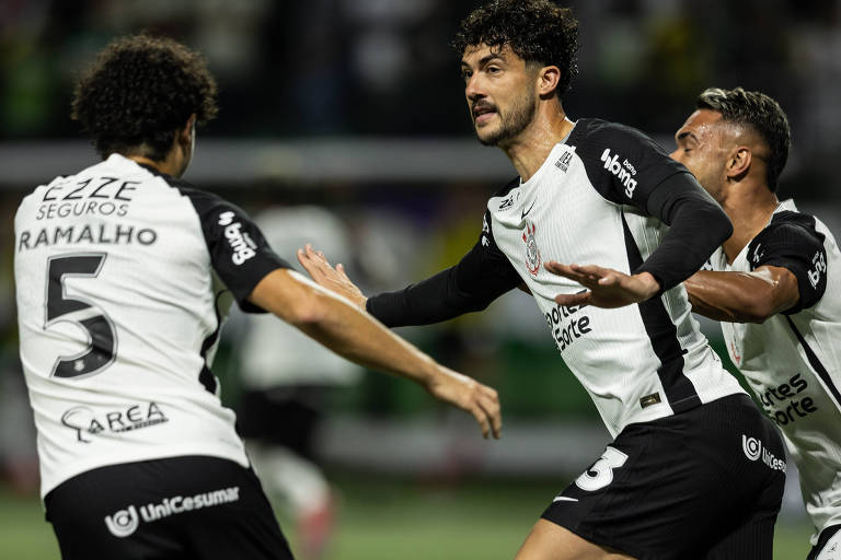 Corinthians aproveita expulsão, supera Palmeiras e avança na Copa do Brasil