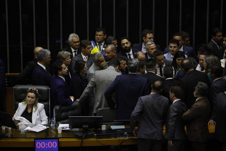 La deputata Julia Zanatta (PL-SC) tiene in braccio la figlia di 4 mesi, seduta sulla sedia del presidente della Camera