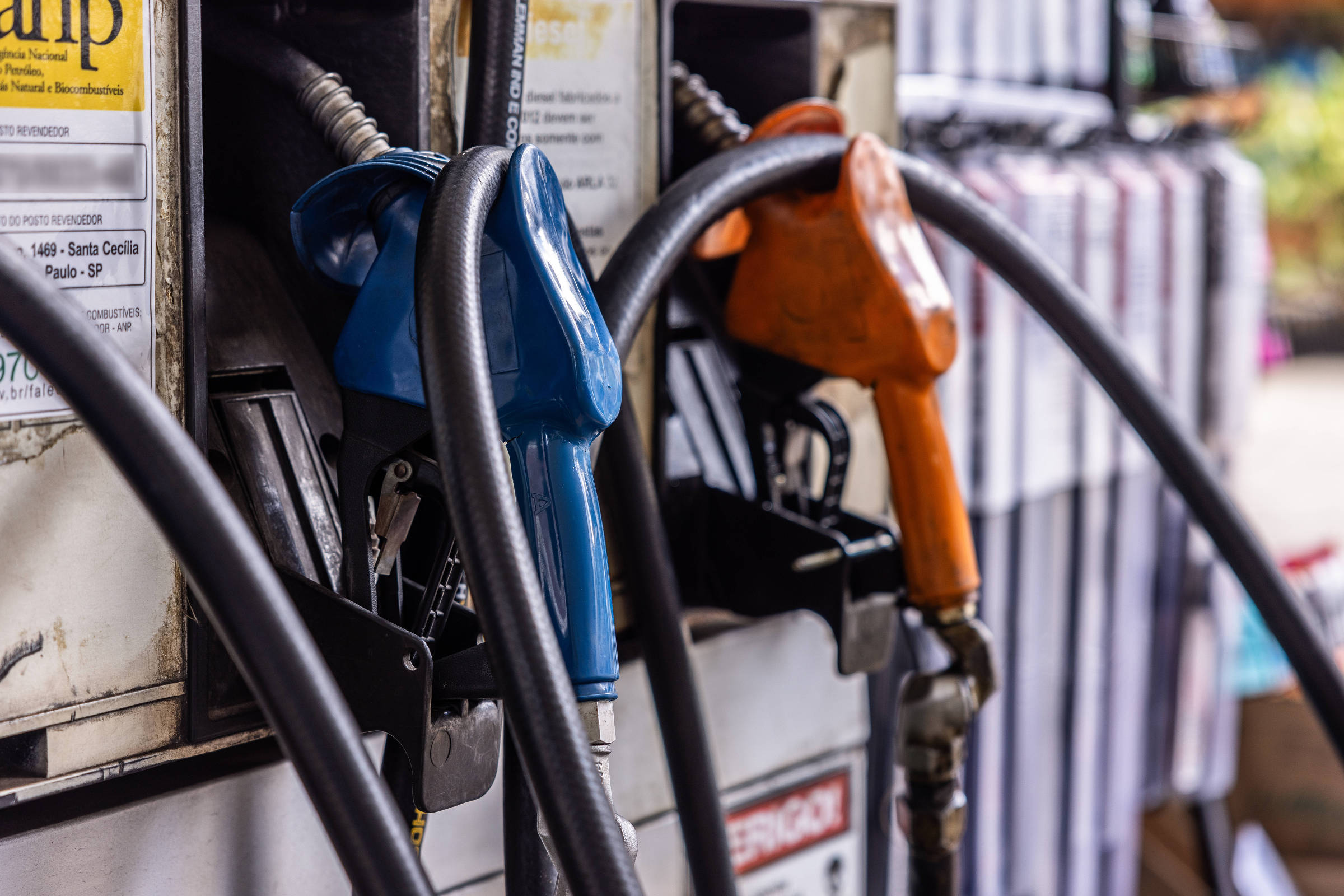 Após onda de eletrificação, montadoras voltam a apostar na gasolina