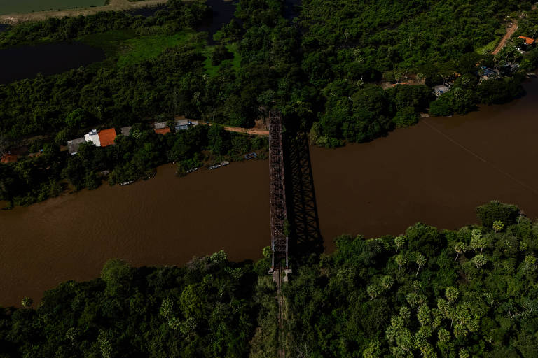Povoado no pantanal lida com trauma das queimadas enquanto luta por água e saneamento