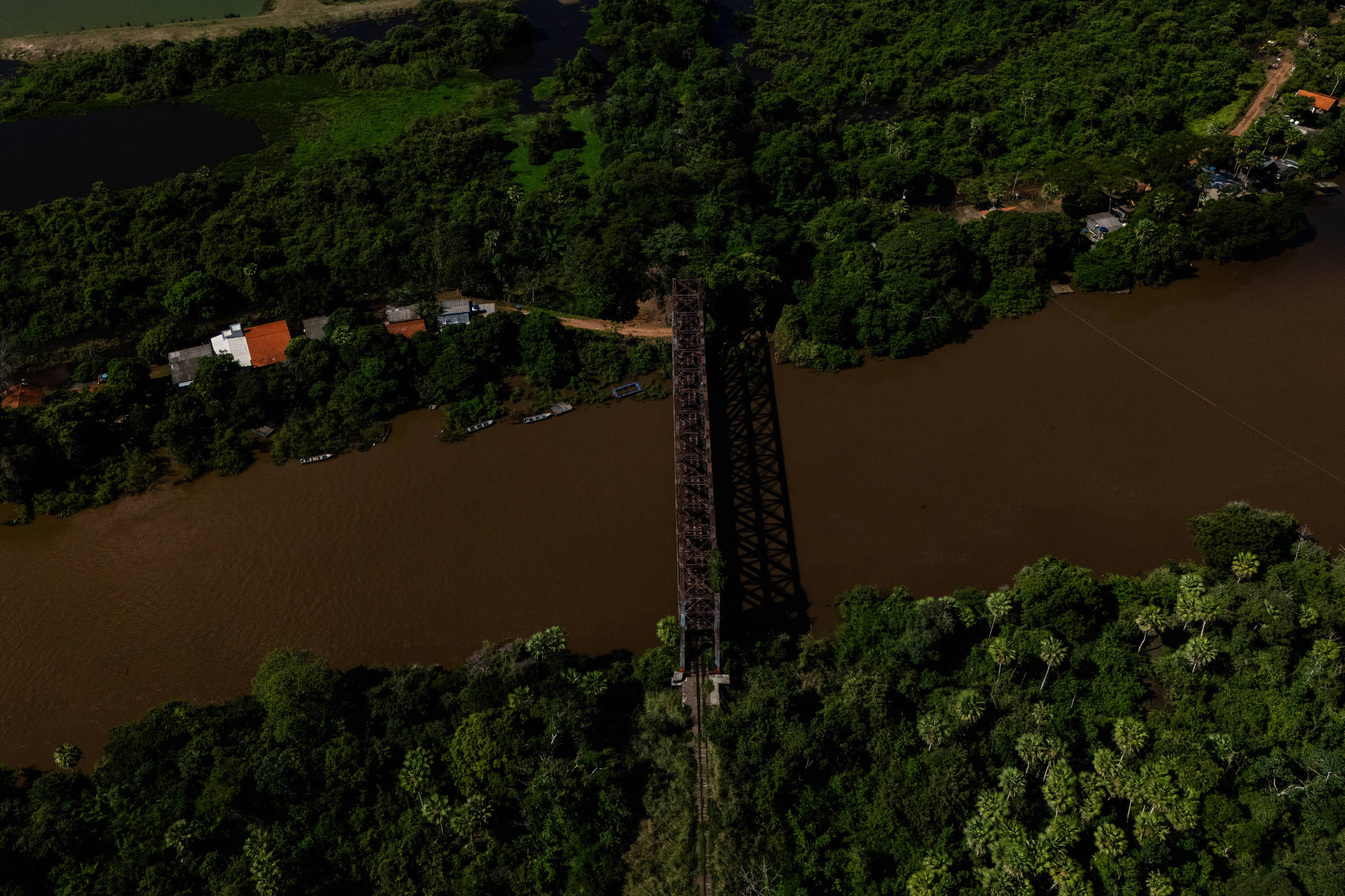 Povoado no pantanal lida com trauma das queimadas enquanto luta por água e saneamento