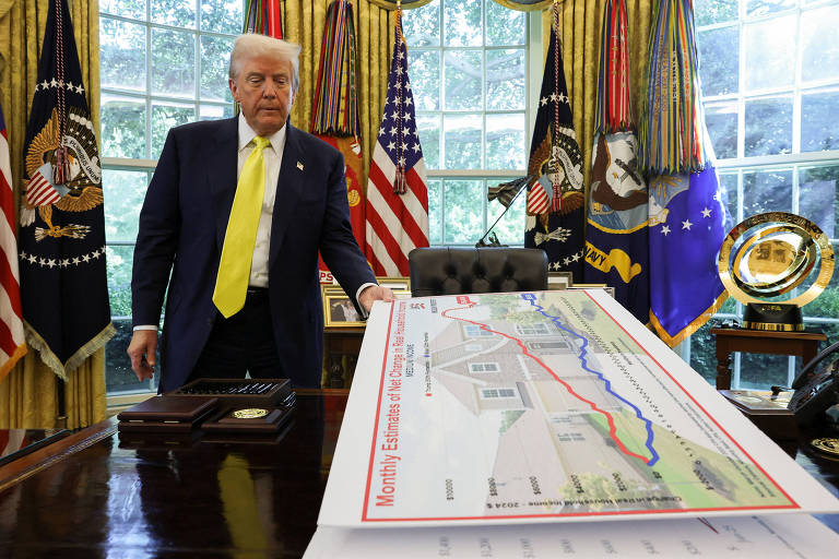 Trump apresenta dados econômicos alternativos após demissão de chefe de estatísticas