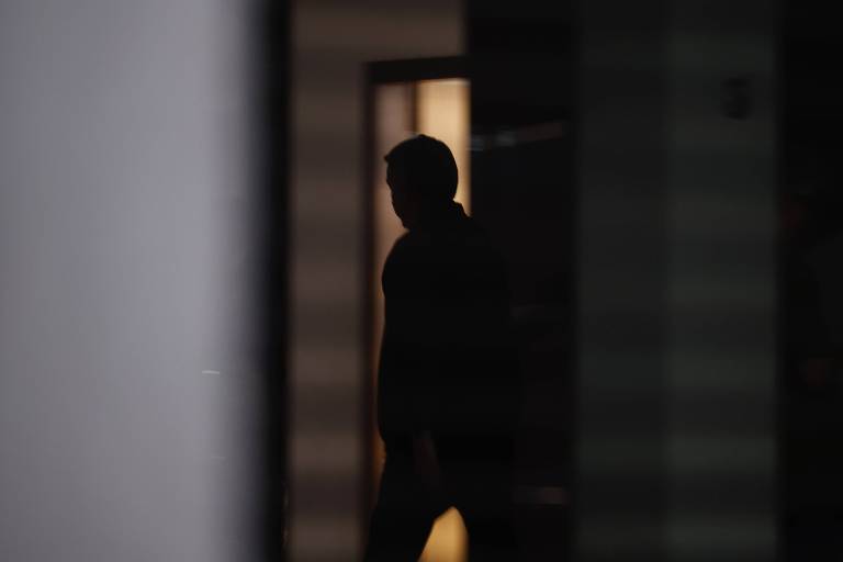Bolsonaro preso em casa tem crises de soluço, mudança de humor e visitante sem celular
