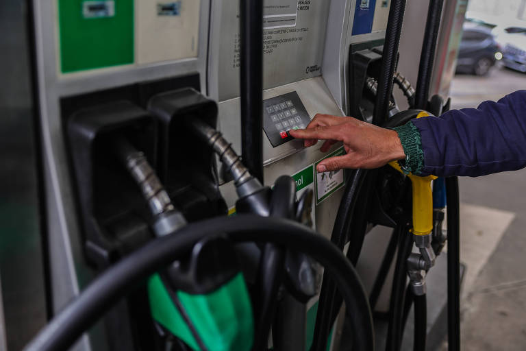 Posto de gasolina com preços em destaque.