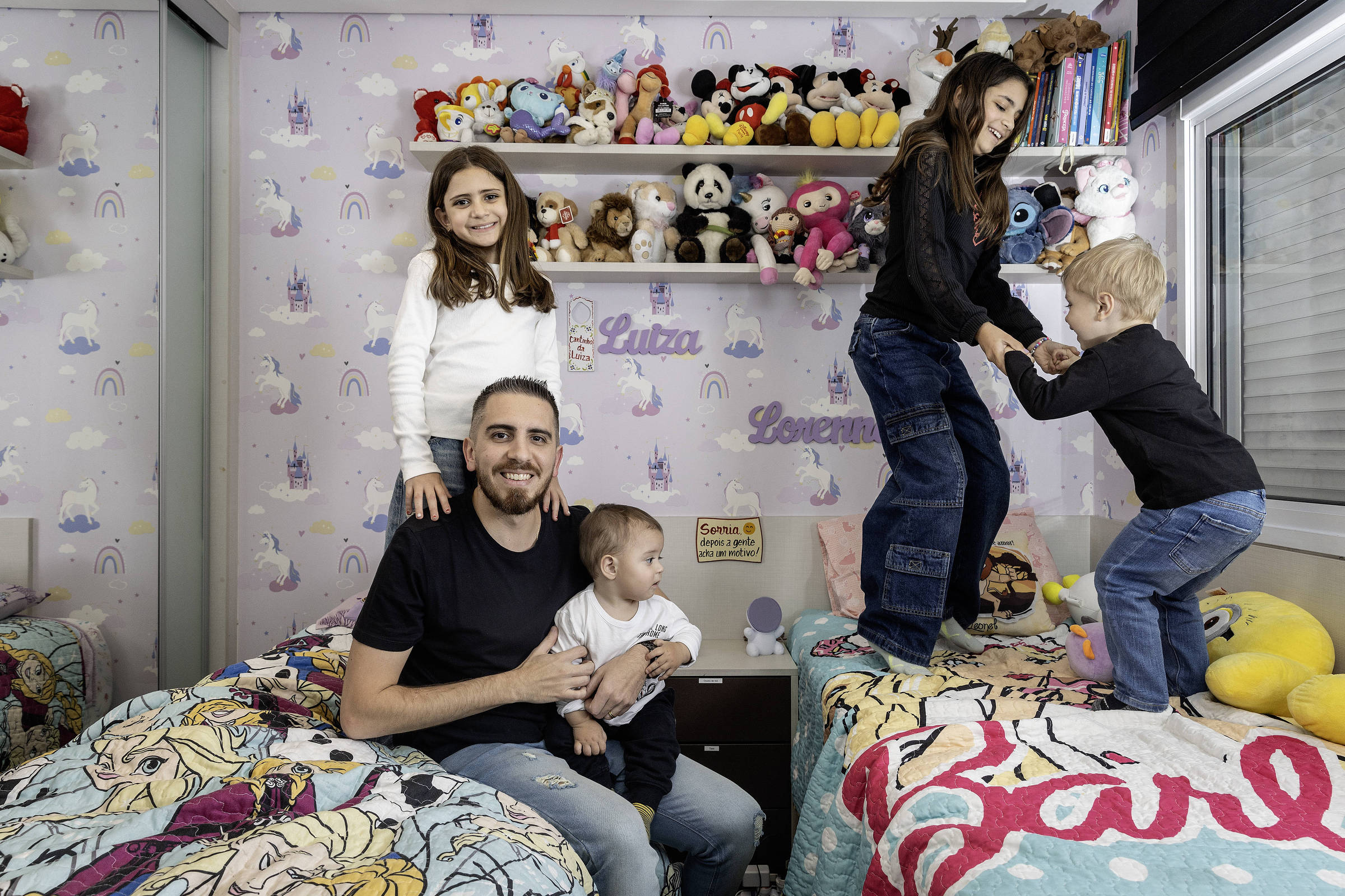 Pais devem cuidar das próprias finanças antes de investir para os filhos, dizem especialistas