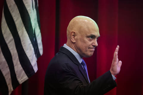 Moraes pede a Zanin data para julgamento de Bolsonaro por trama golpista