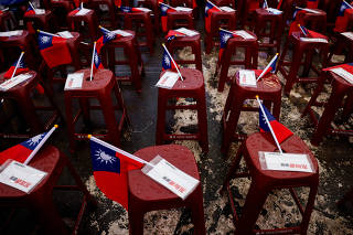 People against the recall movement gather in Taoyuan