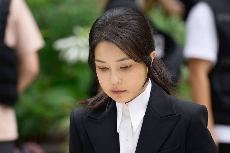 Ex-primeira-dama da Coreia do Sul é presa em investigação de corrupção